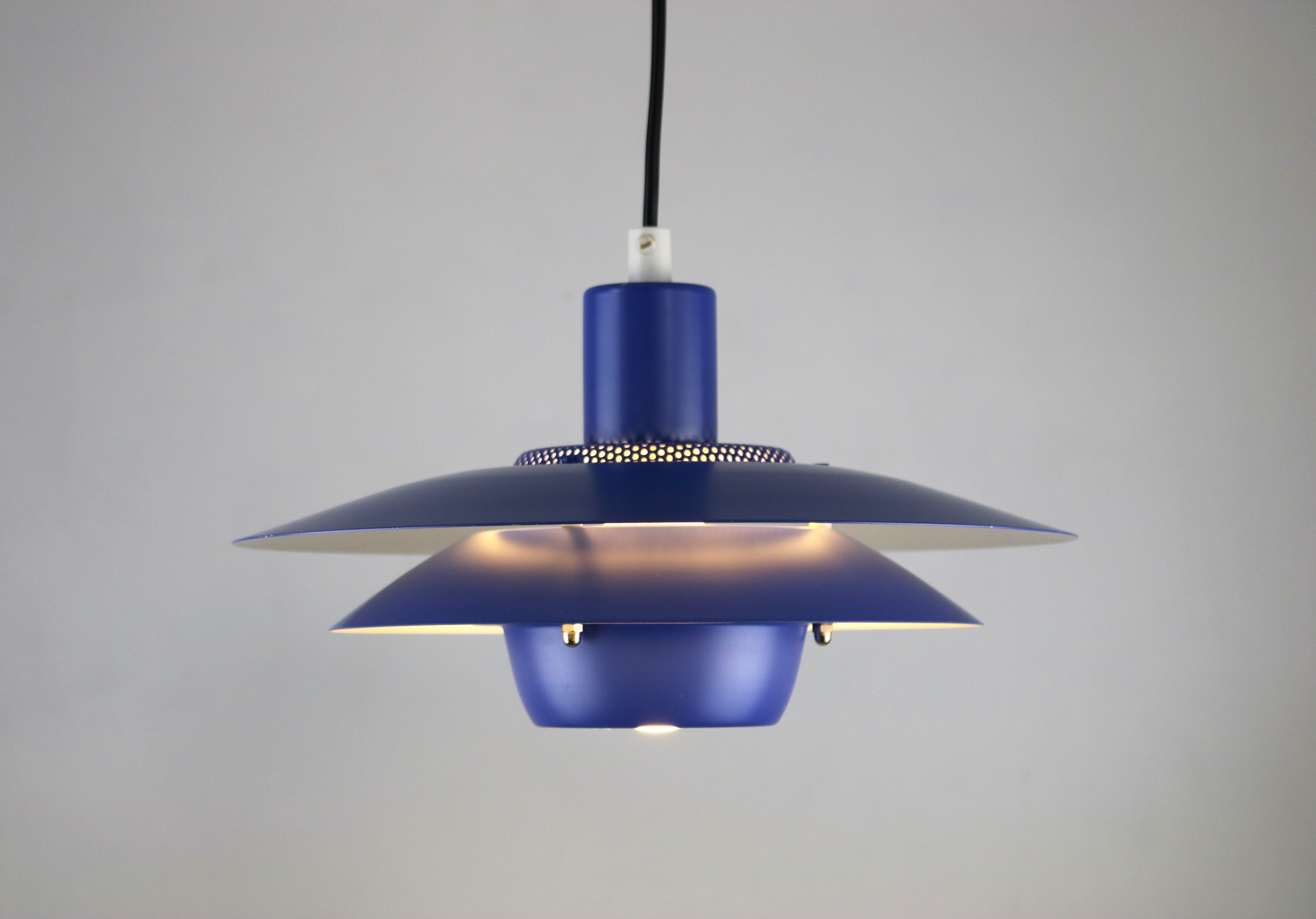 Suspension bleue par Jeka Metaltryk - Modèle Viola type 3013P