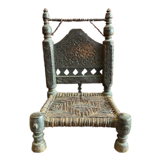 Chaise basse sculptée en bois de noyer assise tressée en cuir Pakistan Vallée de Swat ancienne