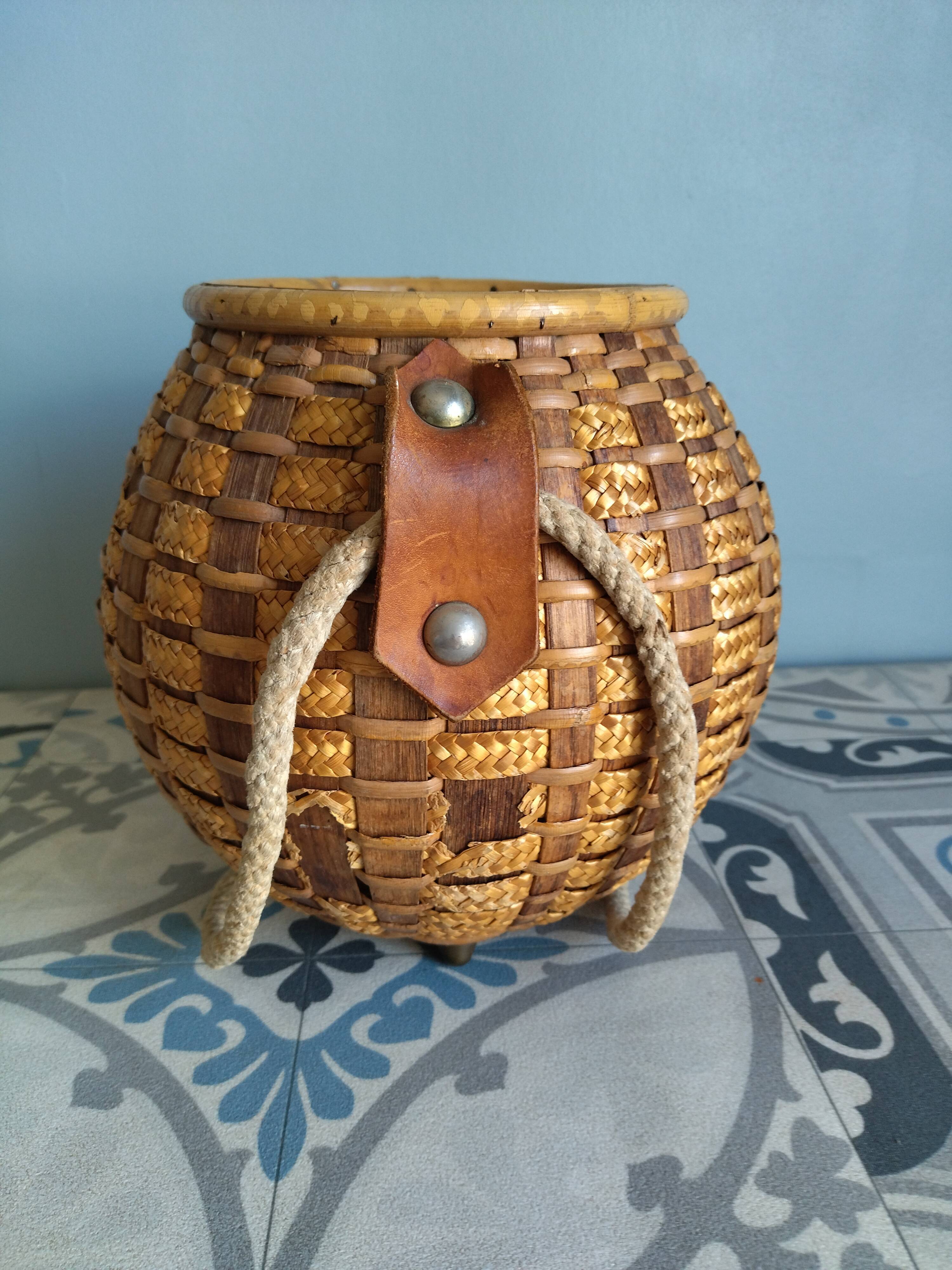 Wicker/rattan basket with handles