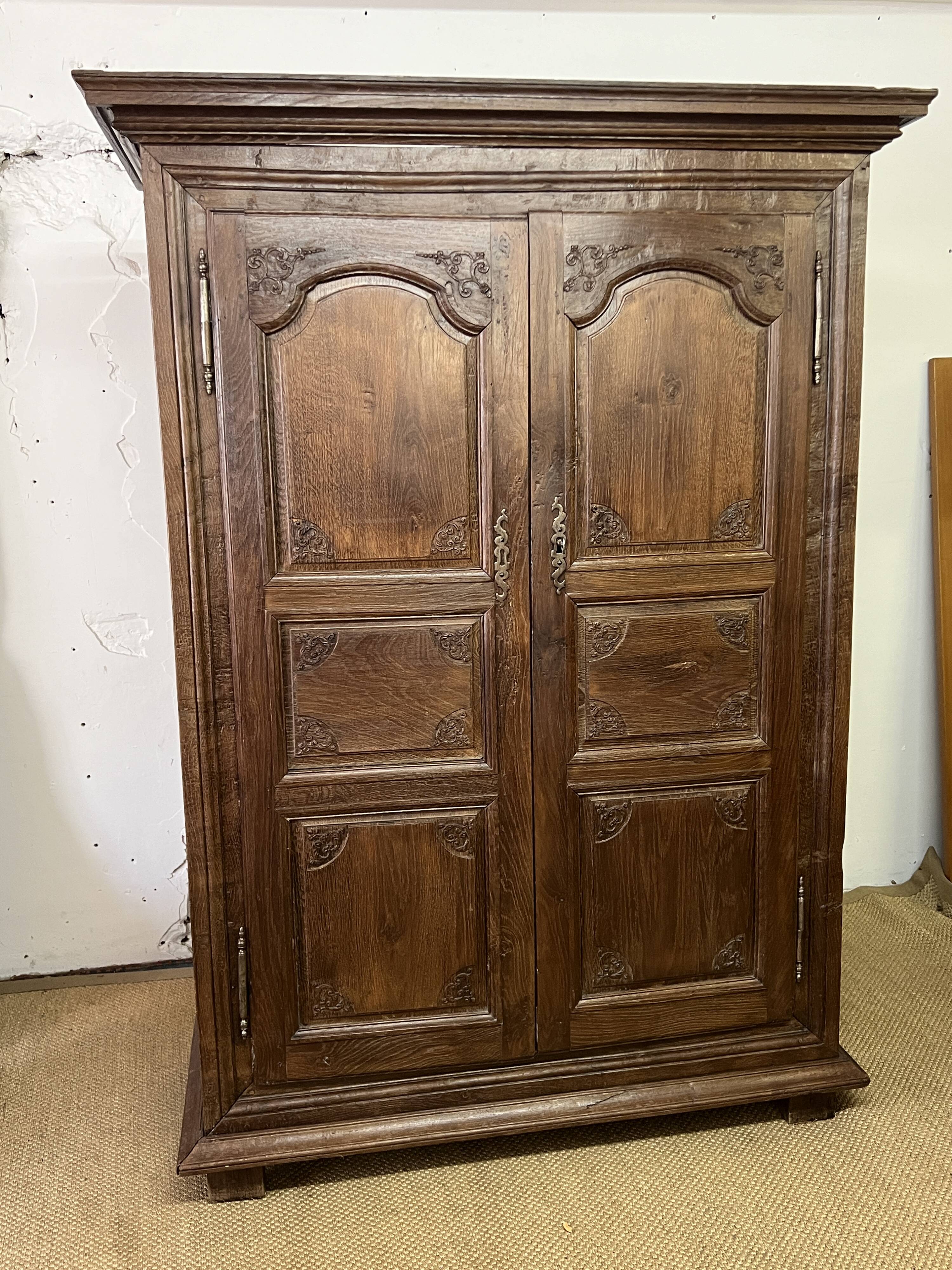 Armoire Louis XV en bois sculpté du XVIIIè siècle