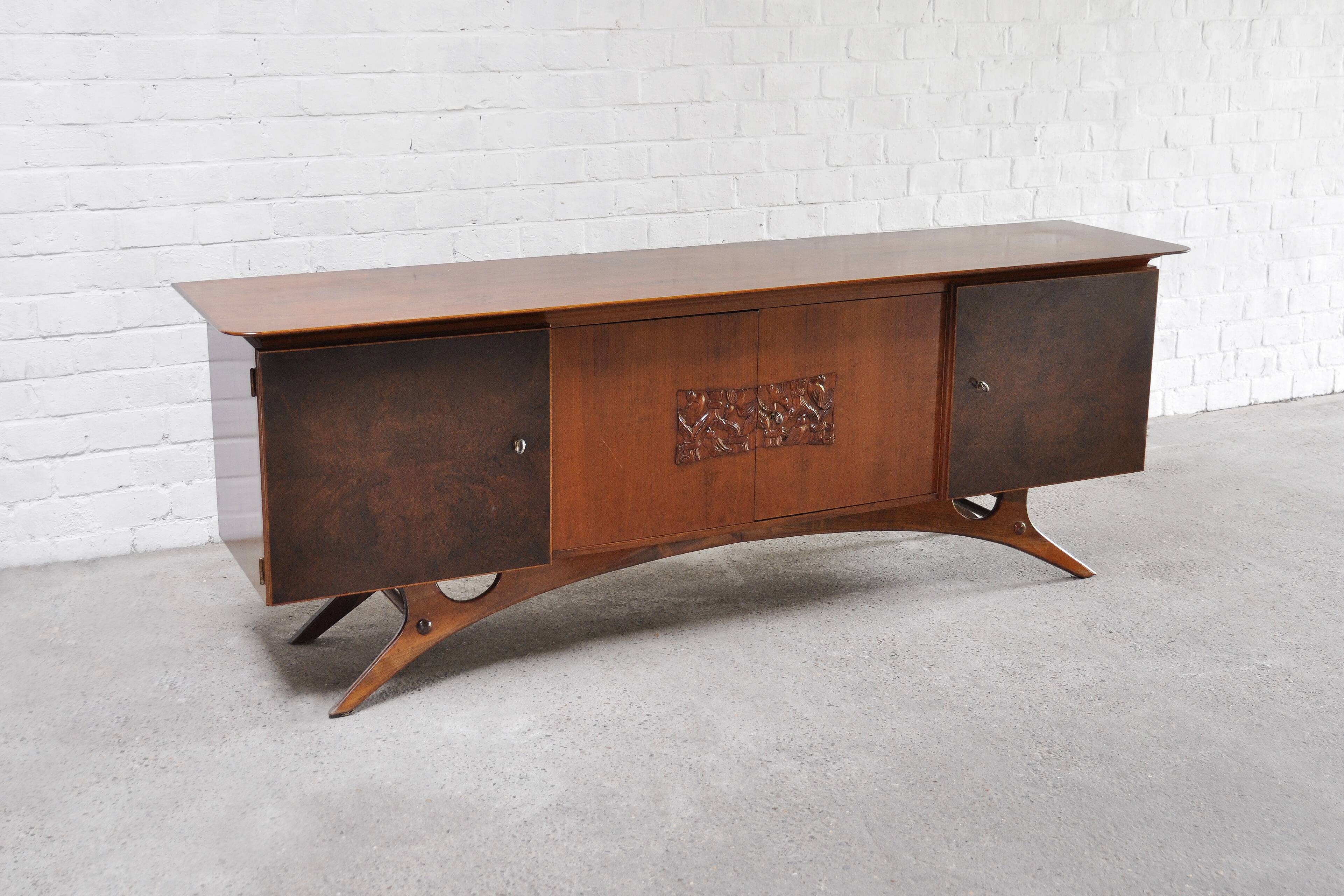 Buffet moderniste italien avec sculpture en bas-relief, années 1960