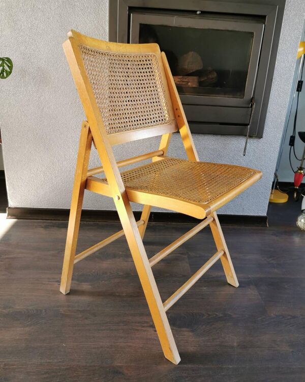 Chaise pliante vintage en bois avec assise et dossier en rotin 1970