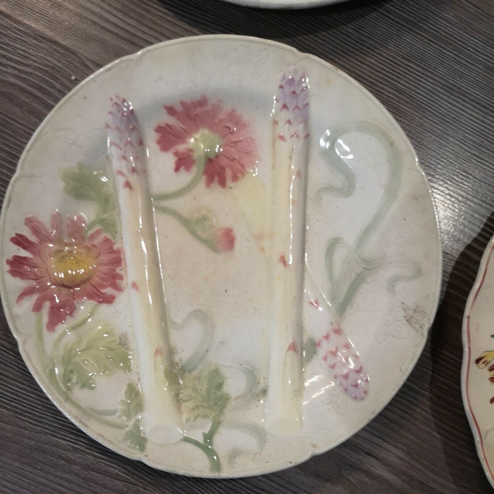 Set of 9 dishes and majolica asparagus plates from different manufactures