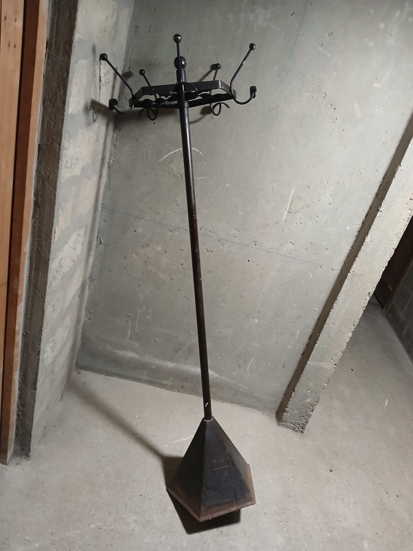 1970s freestanding coat rack