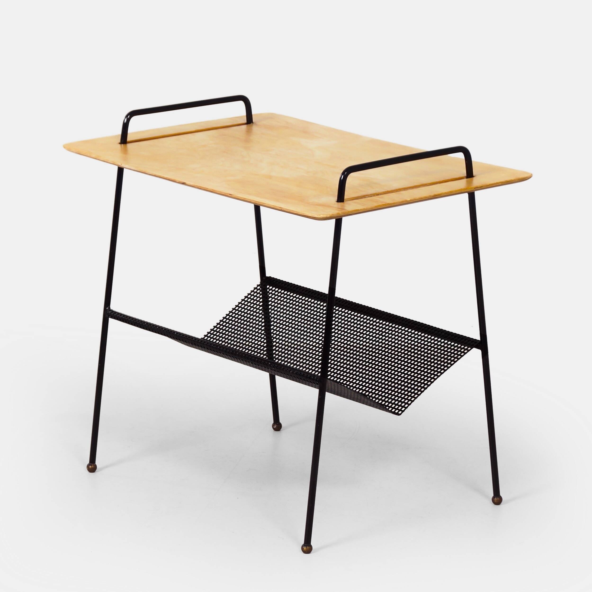 Table d'appoint TM04 par Cees Braakman pour Pastoe, 1953 avec panier de lecture.
