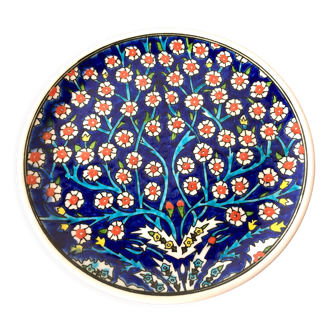 Kutahya collector's plate with Iznik Ottoman motifs