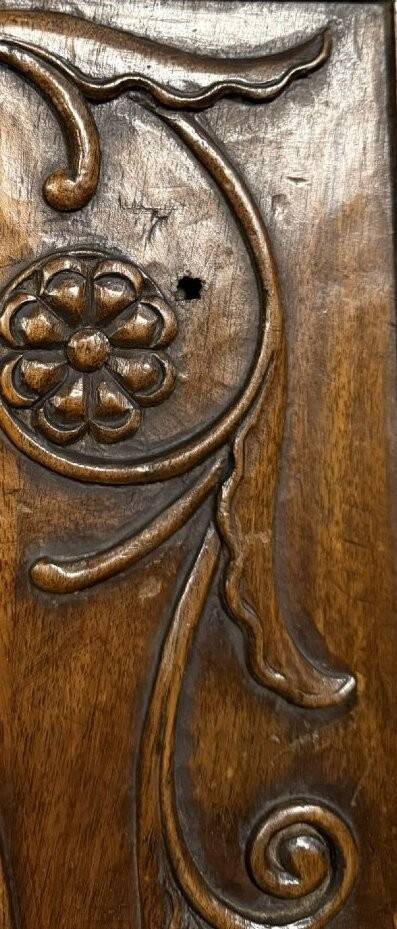 Sculpted walnut boat bed – Directoire period, around 1800