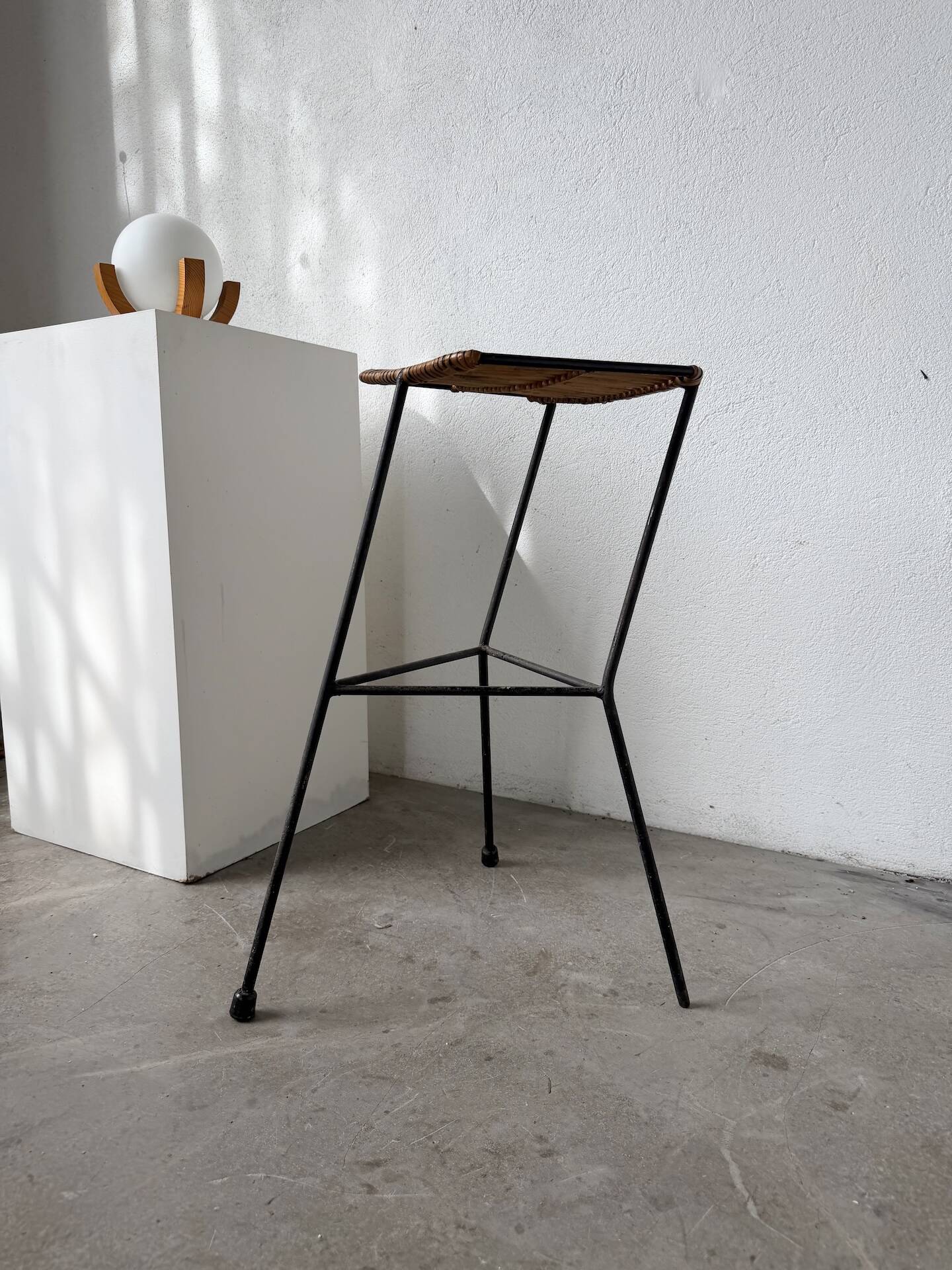 Wicker and metal stool Dennis Lennon 1950