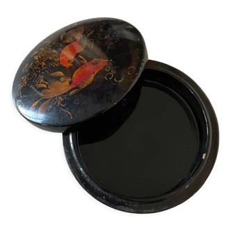 Round lacquer box