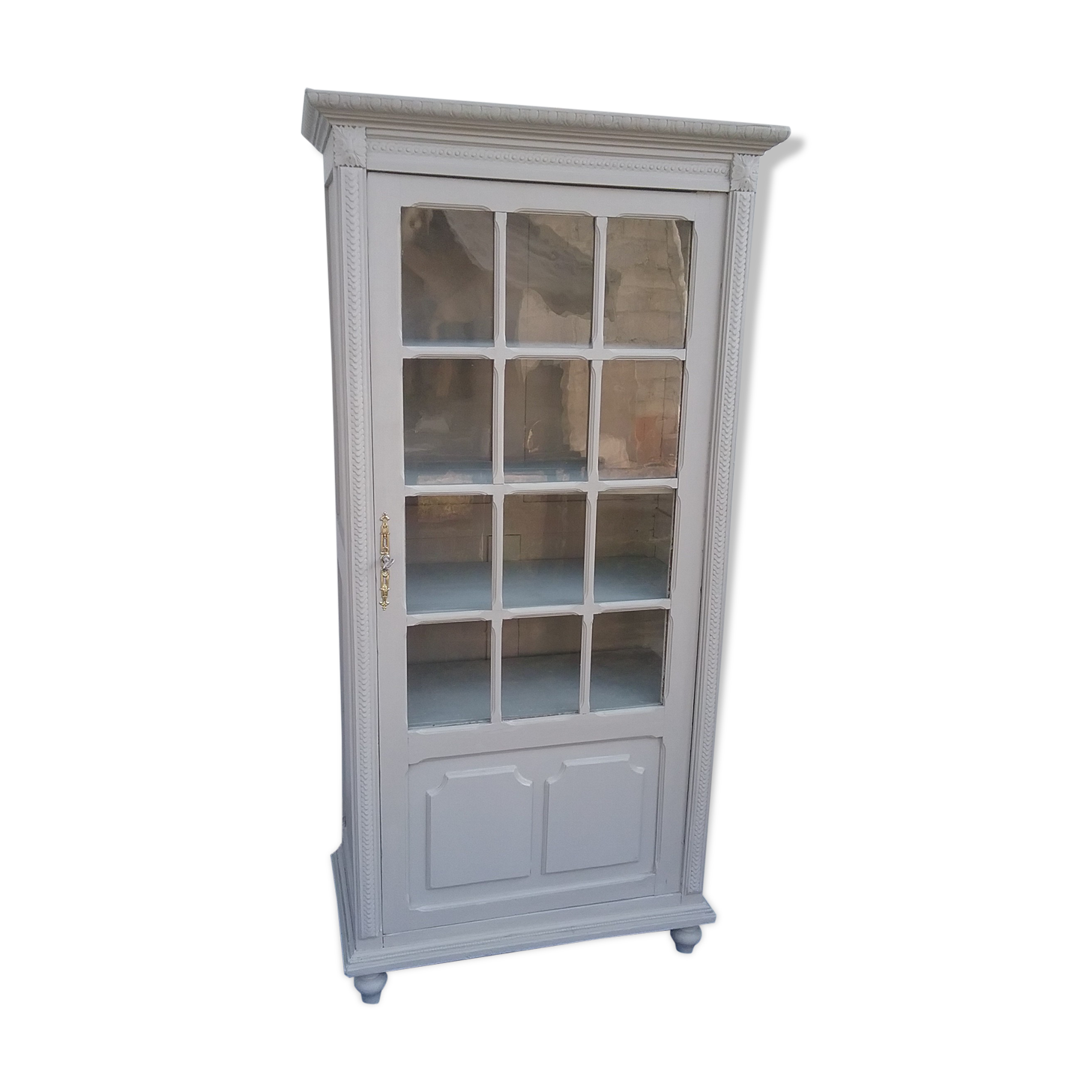 Vintage Parisian showcase