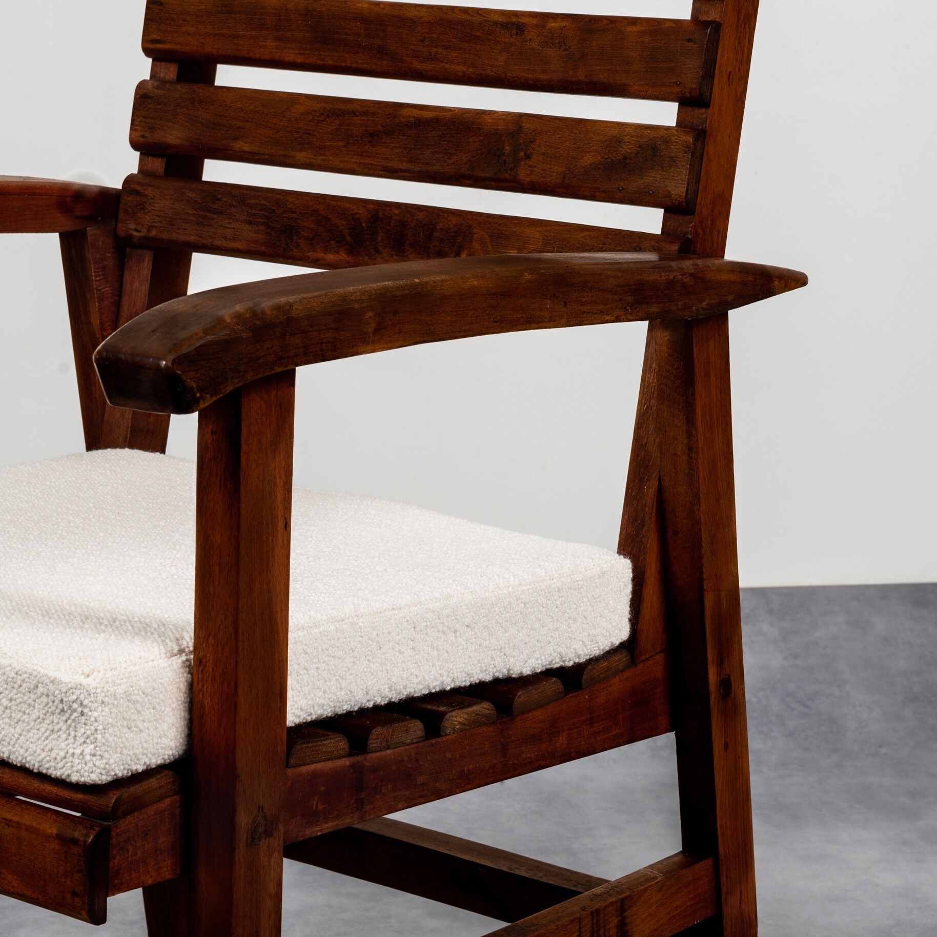 Oak armchair from the 50s with Lelièvre buckle cushion