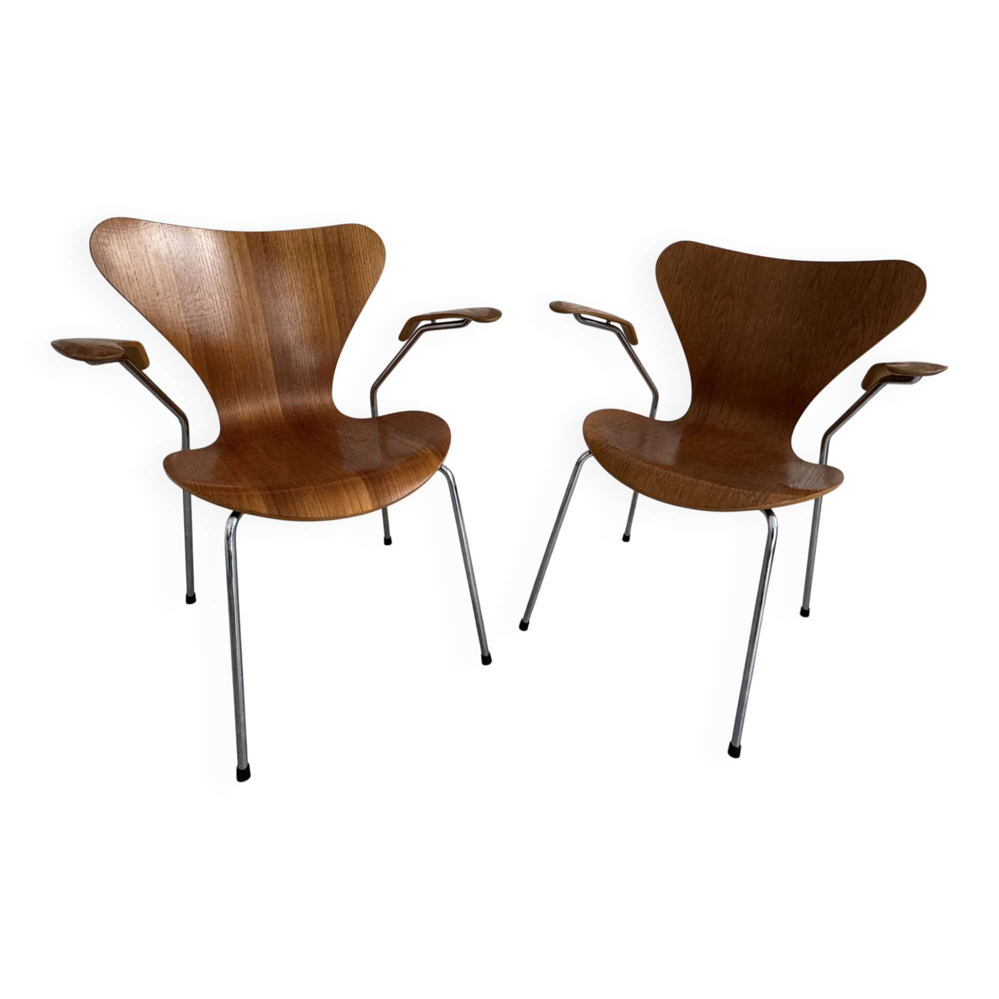2 chaises Série 7 à accoudoirs (3207) par Arne Jacobsen – Fritz Hansen