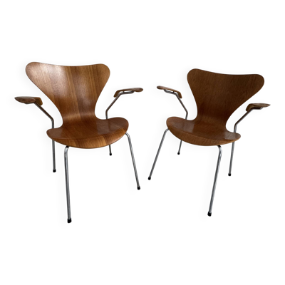 2 chaises Série 7 à accoudoirs (3207) par Arne Jacobsen – Fritz Hansen