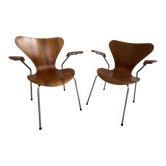 2 chaises Série 7 à accoudoirs (3207) par Arne Jacobsen – Fritz Hansen