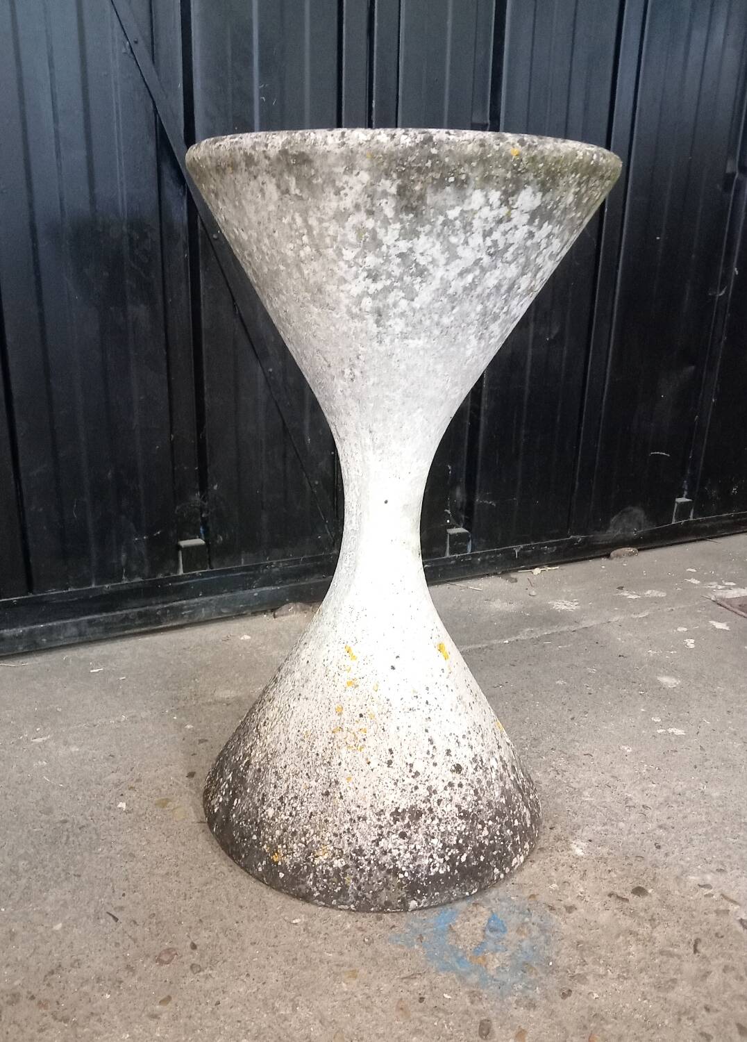 Diabolo planter Éternit design Anton Bee