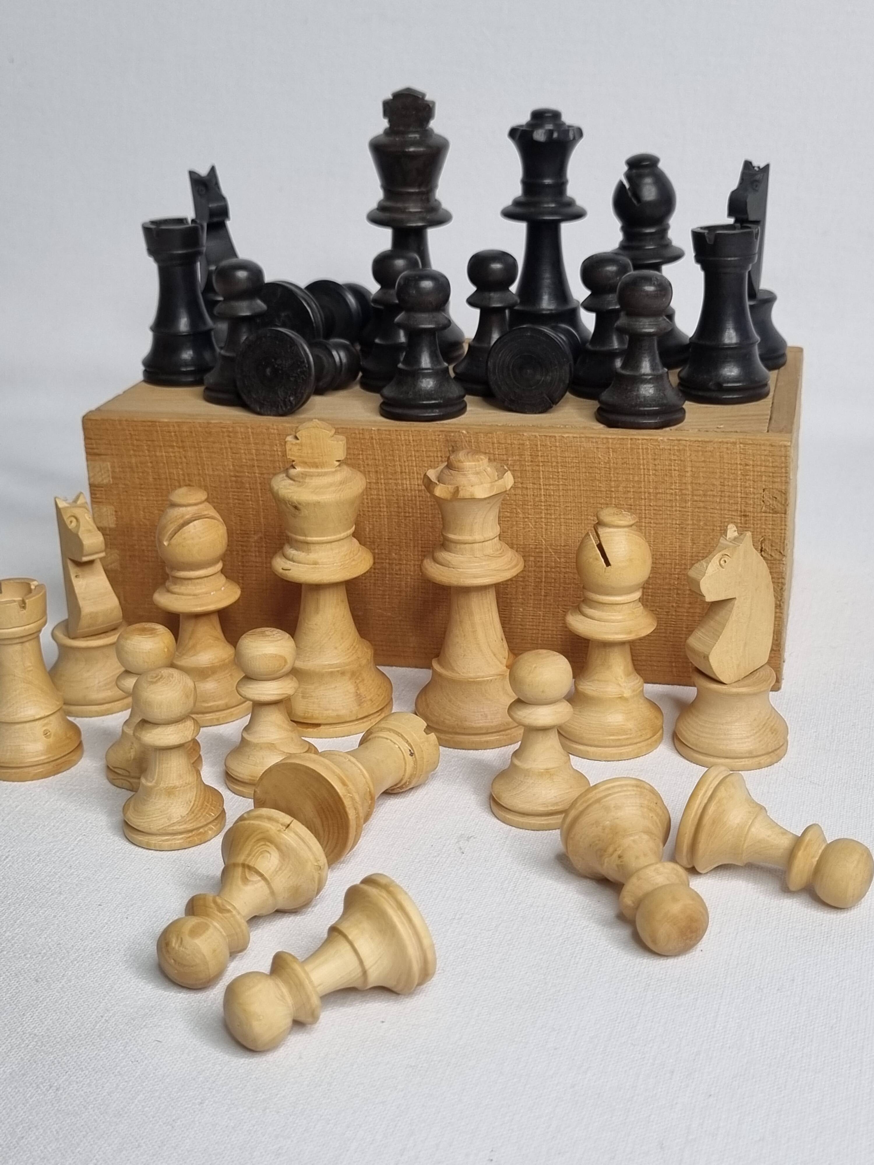 Antique Staunton Design Chess Set - Turned Wood Pieces (King 7cm)