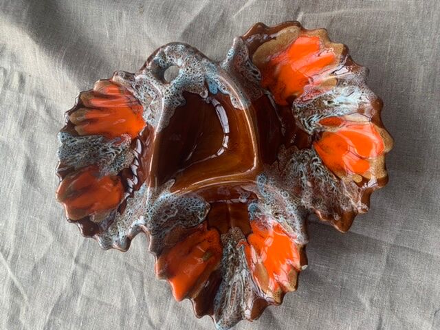 Servant with leaf-shaped compartments, slip, enamelled ceramics stamped Vallauris