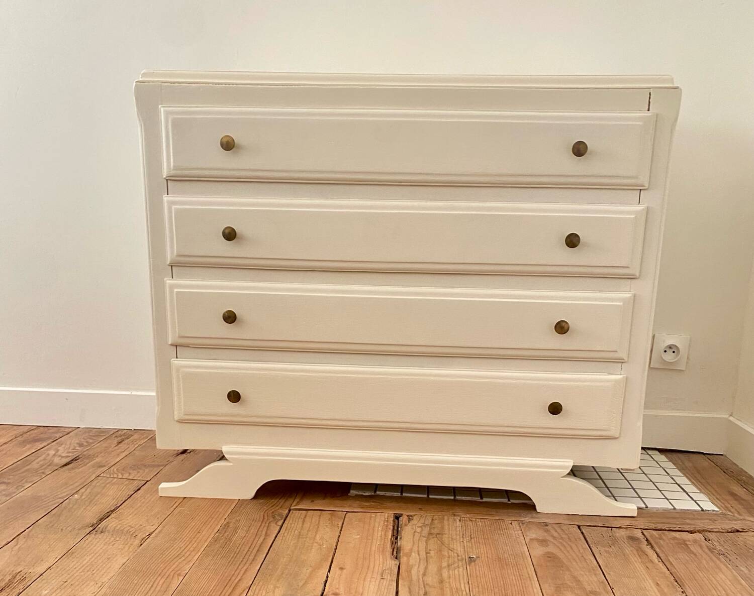 Vintage commode with moustache legs