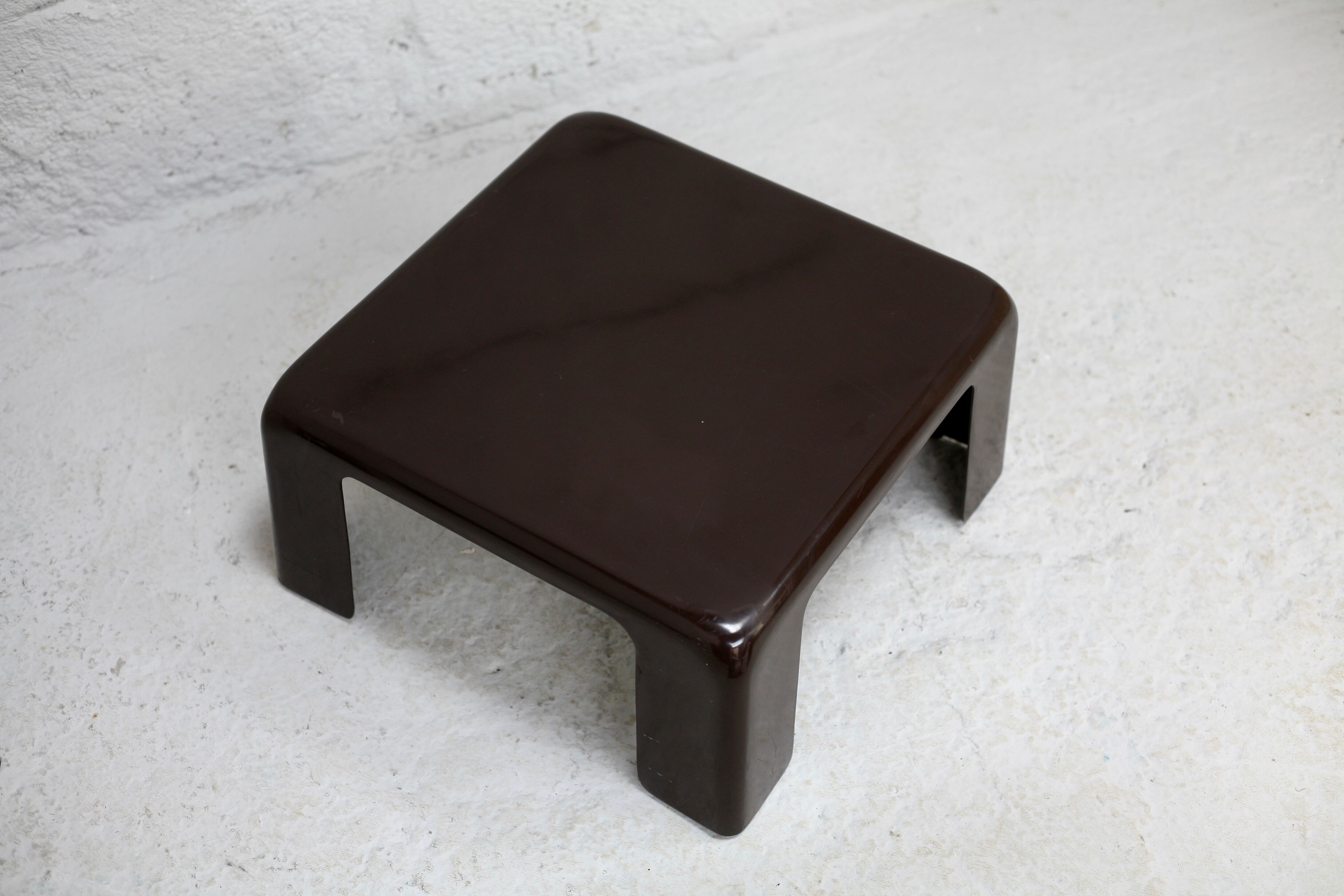 Suite de 4 tables basses gigognes "Gatti", Mario Bellini éditée par C&B Italia, circa 1970.