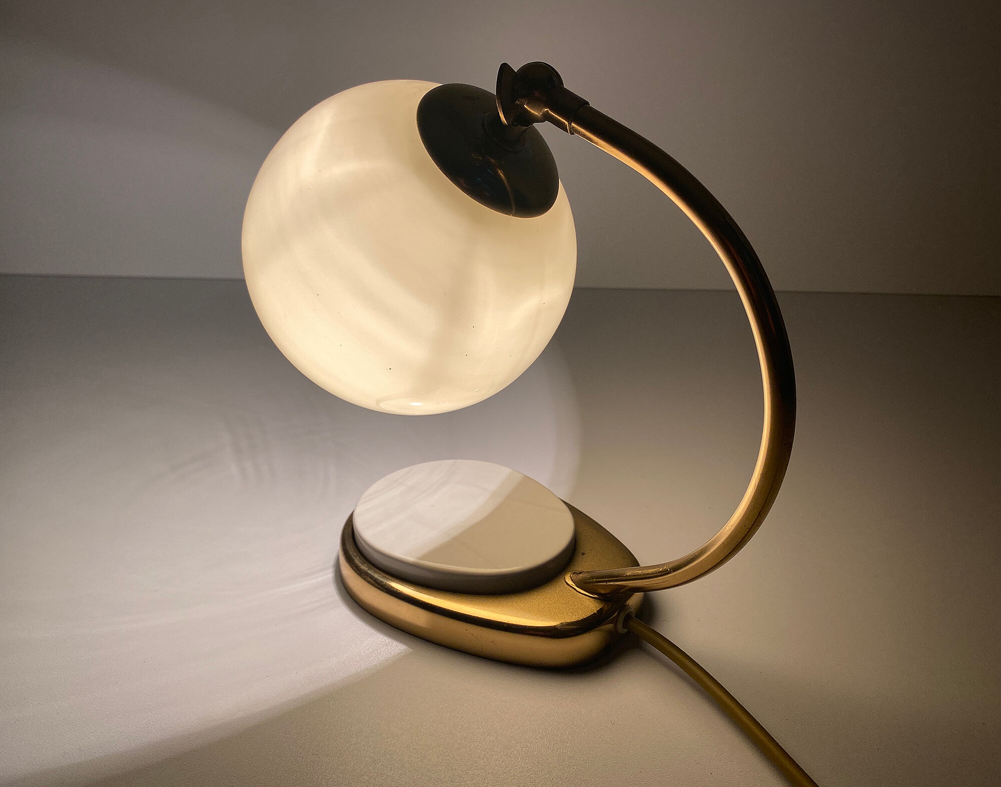 lampe de table art deco bauhaus, vintage années 50, laiton opaline bakelite