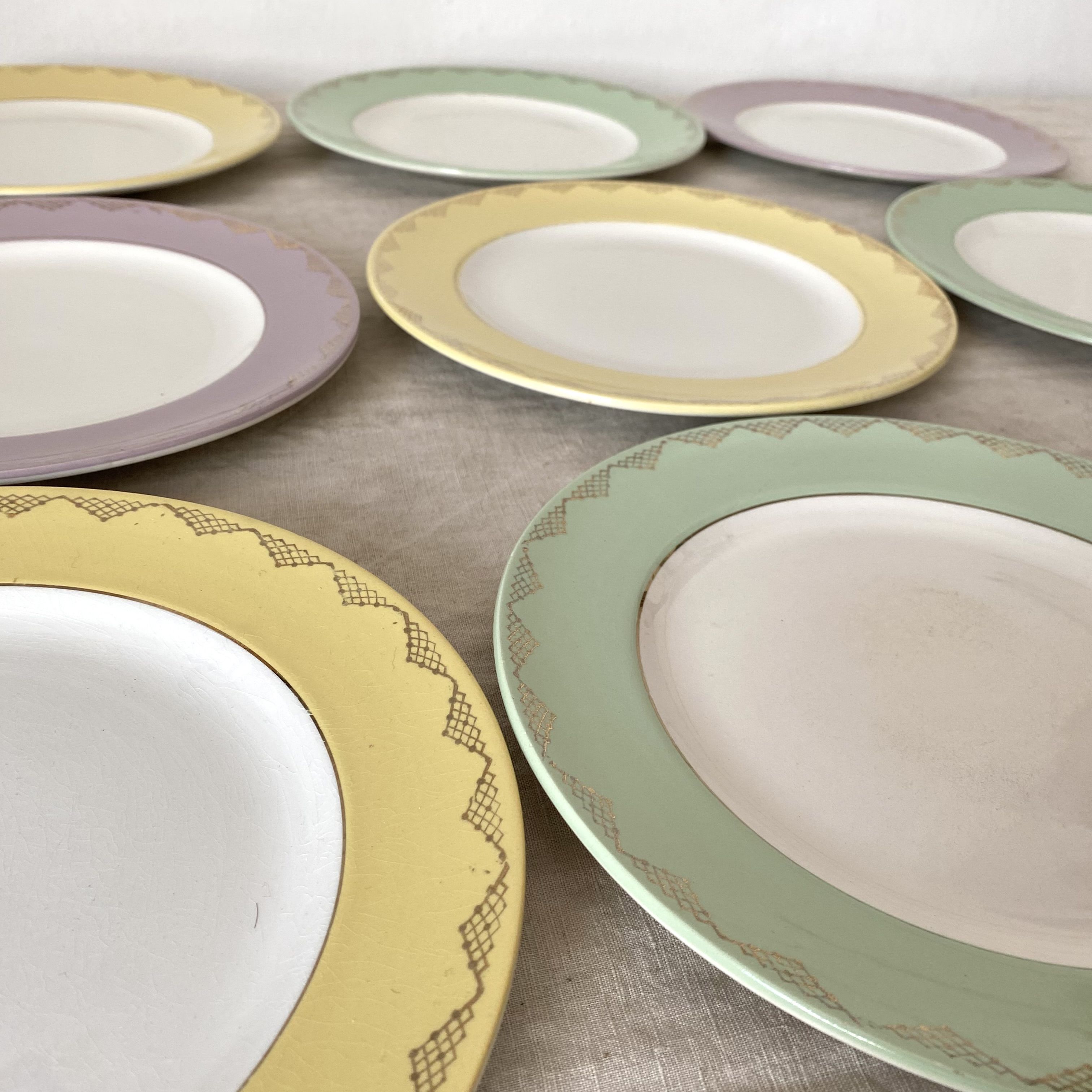 Assiettes plates l'amandinoise couleurs pastel, années 60