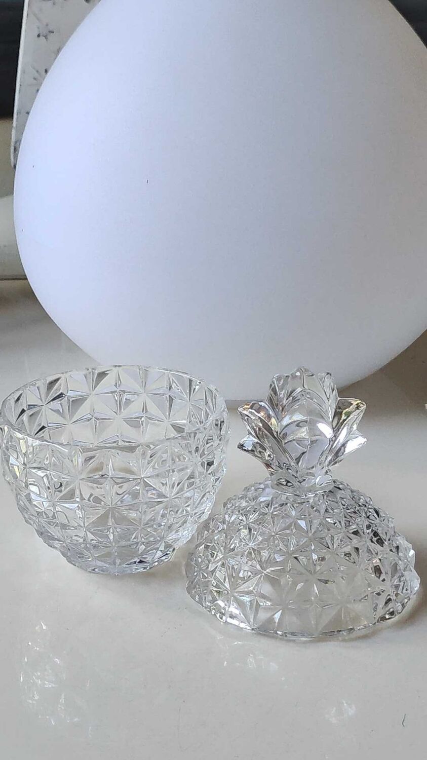 Sugar box in molded crystal