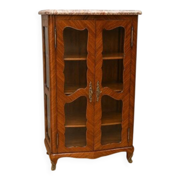 Vitrine d’époque Louis XV en bois de rose marqueté