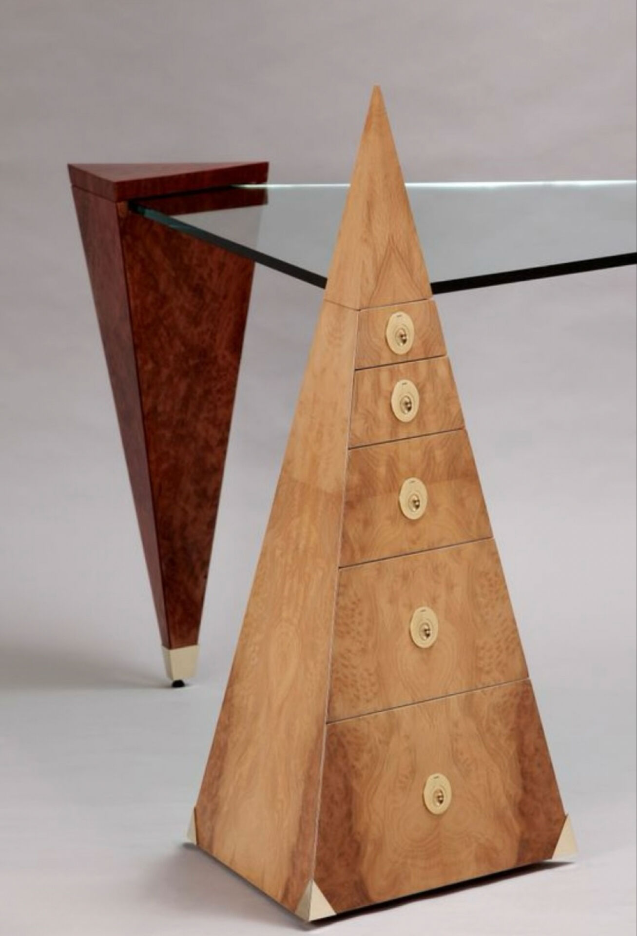Bureau triangulaire sculptural – Pièce unique en loupes précieuses