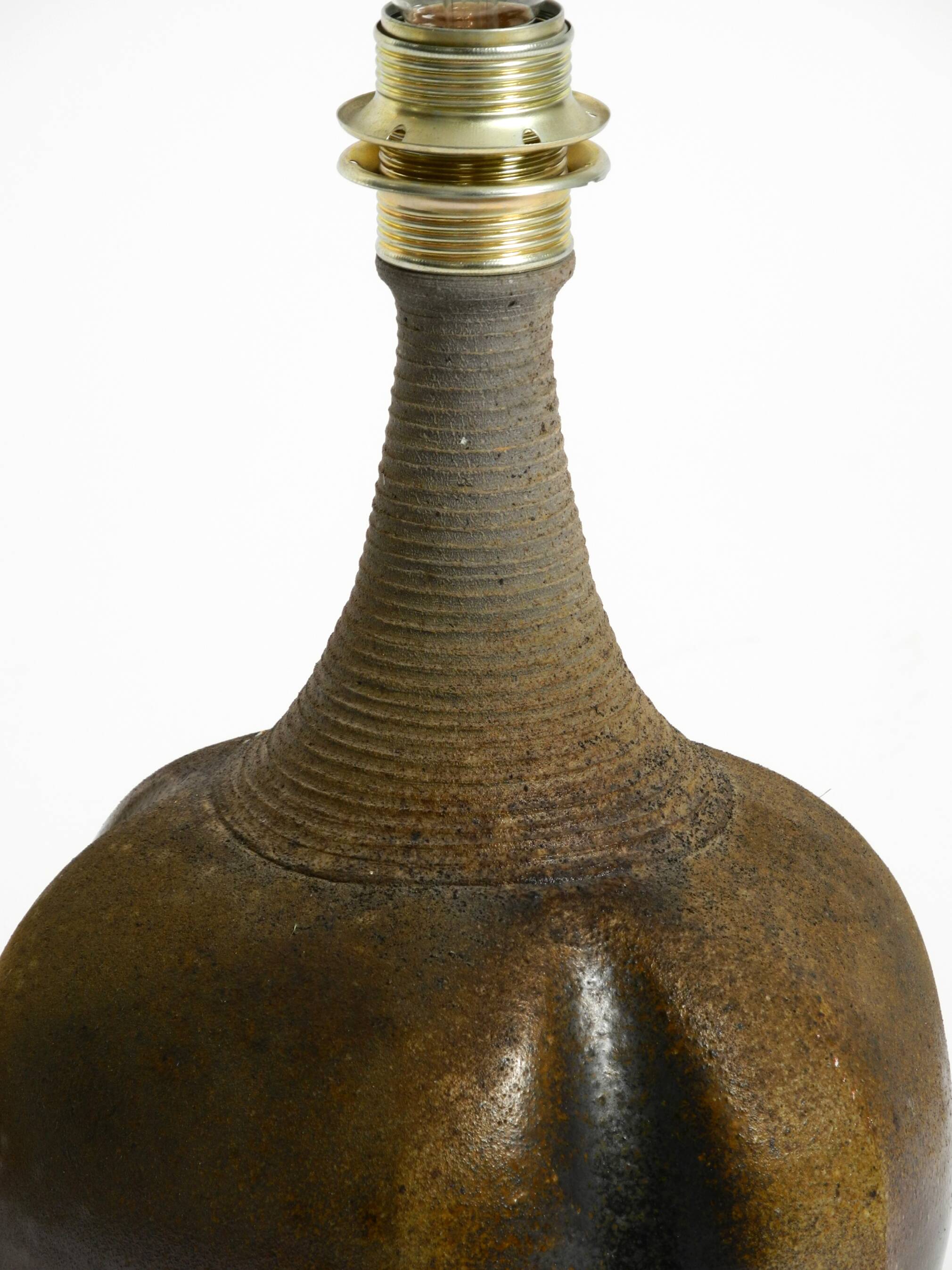 Très belle lampe de table en céramique des années 1960 avec abat-jour en tissu d'origine.