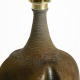 Très belle lampe de table en céramique des années 1960 avec abat-jour en tissu d'origine.