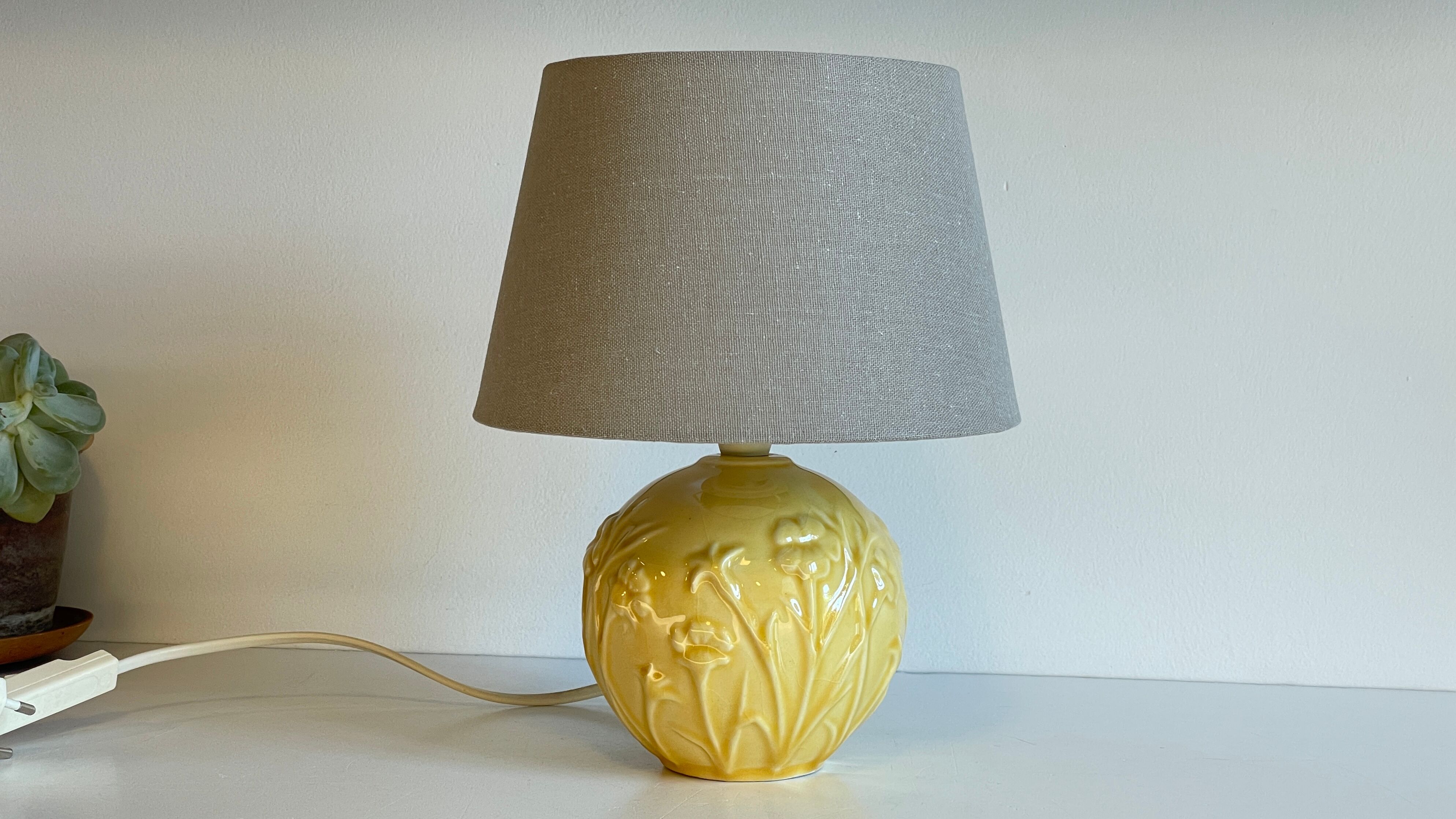 Lamp vintage yellow ceramic ball