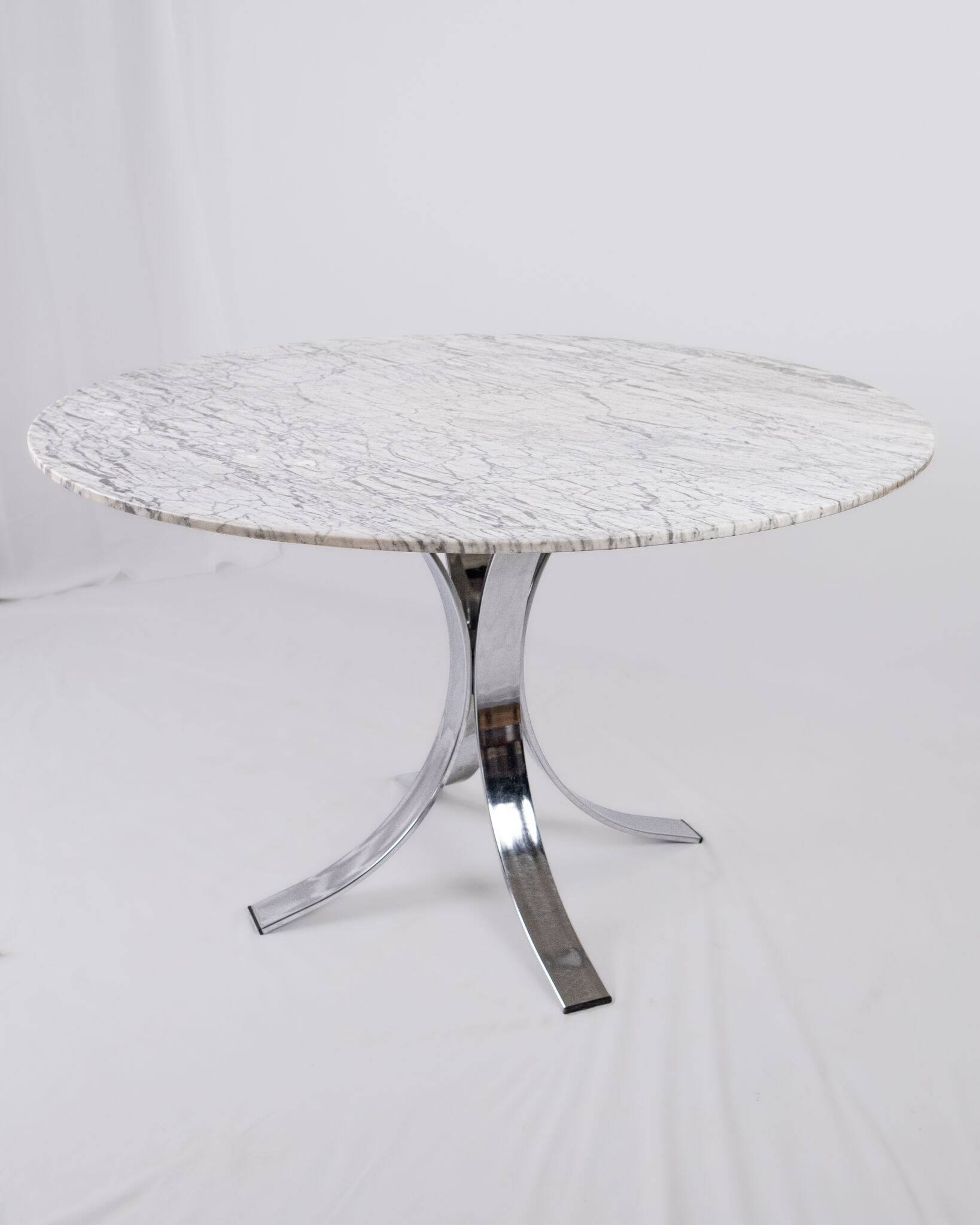 Round marble dining table, made in France, 1970-80.