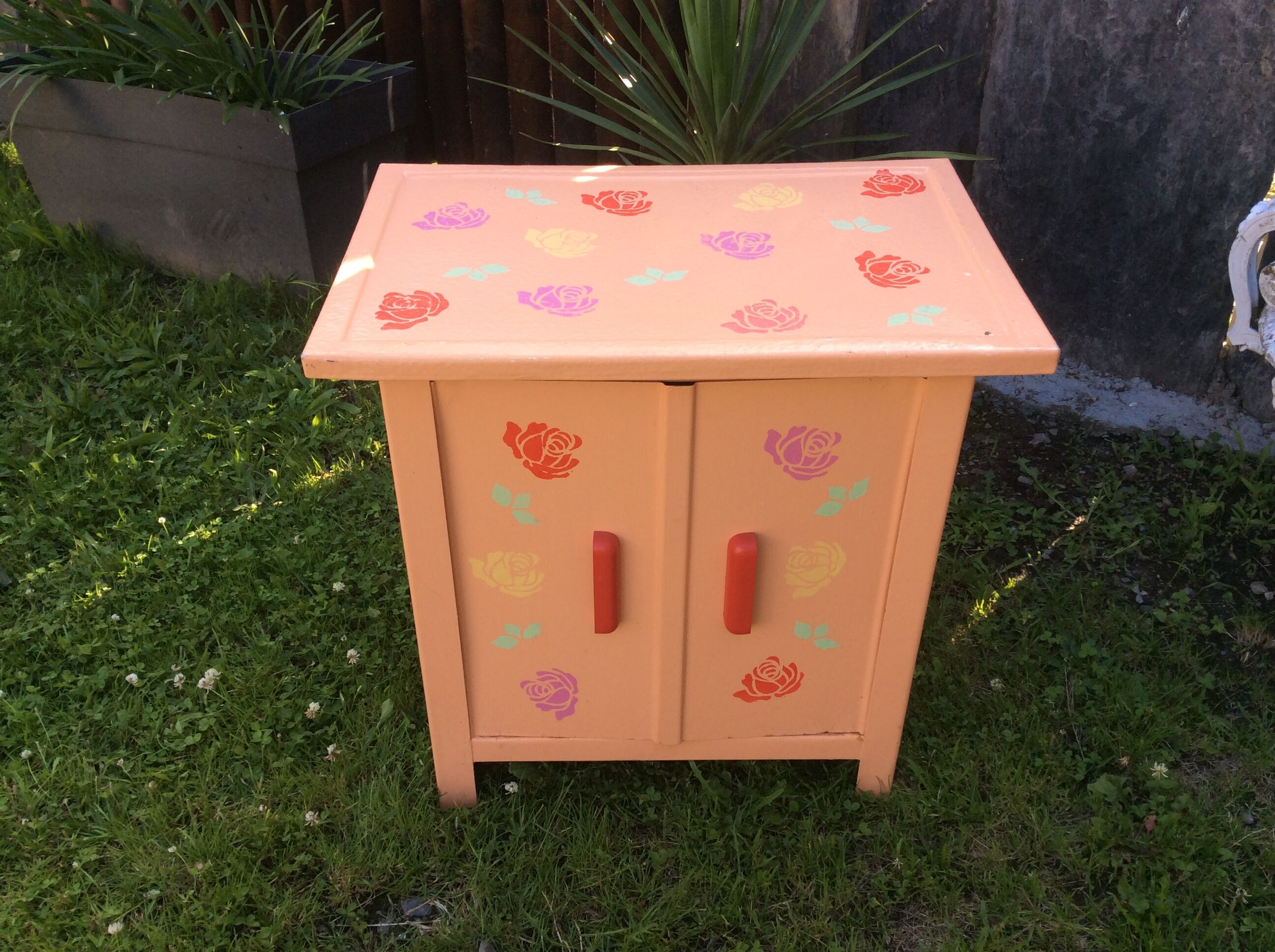 Small vintage buffet with 2 doors in painted sheet metal.