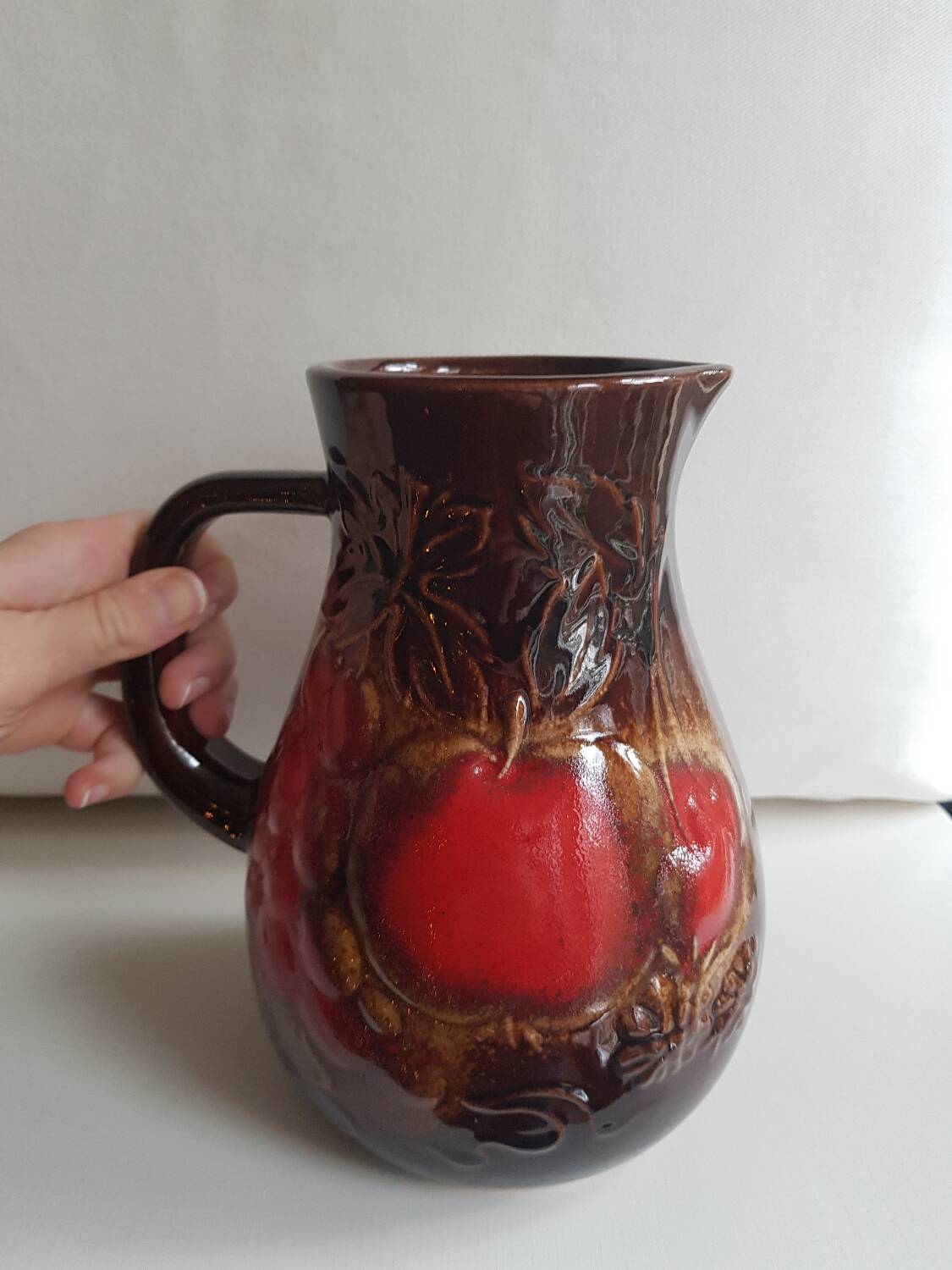 Vase cruche en céramique marron numéroté d'Allemagne de l'Ouest à décor de fruits rouges