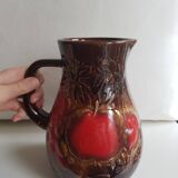 Vase cruche en céramique marron numéroté d'Allemagne de l'Ouest à décor de fruits rouges