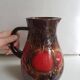 Vase cruche en céramique marron numéroté d'Allemagne de l'Ouest à décor de fruits rouges.