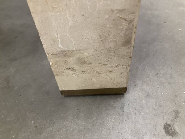 Table basse en marbre tessellé des années 80, blanc cassé et saumon avec du laiton