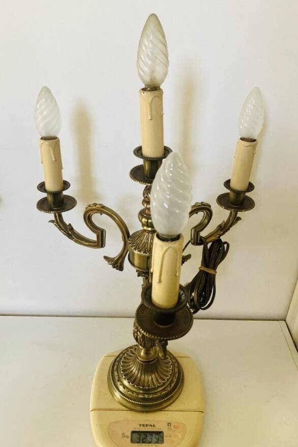 Large table lamps in solid bronze, decorated with acanthus leaves.