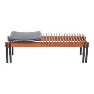 Banc moderne du milieu