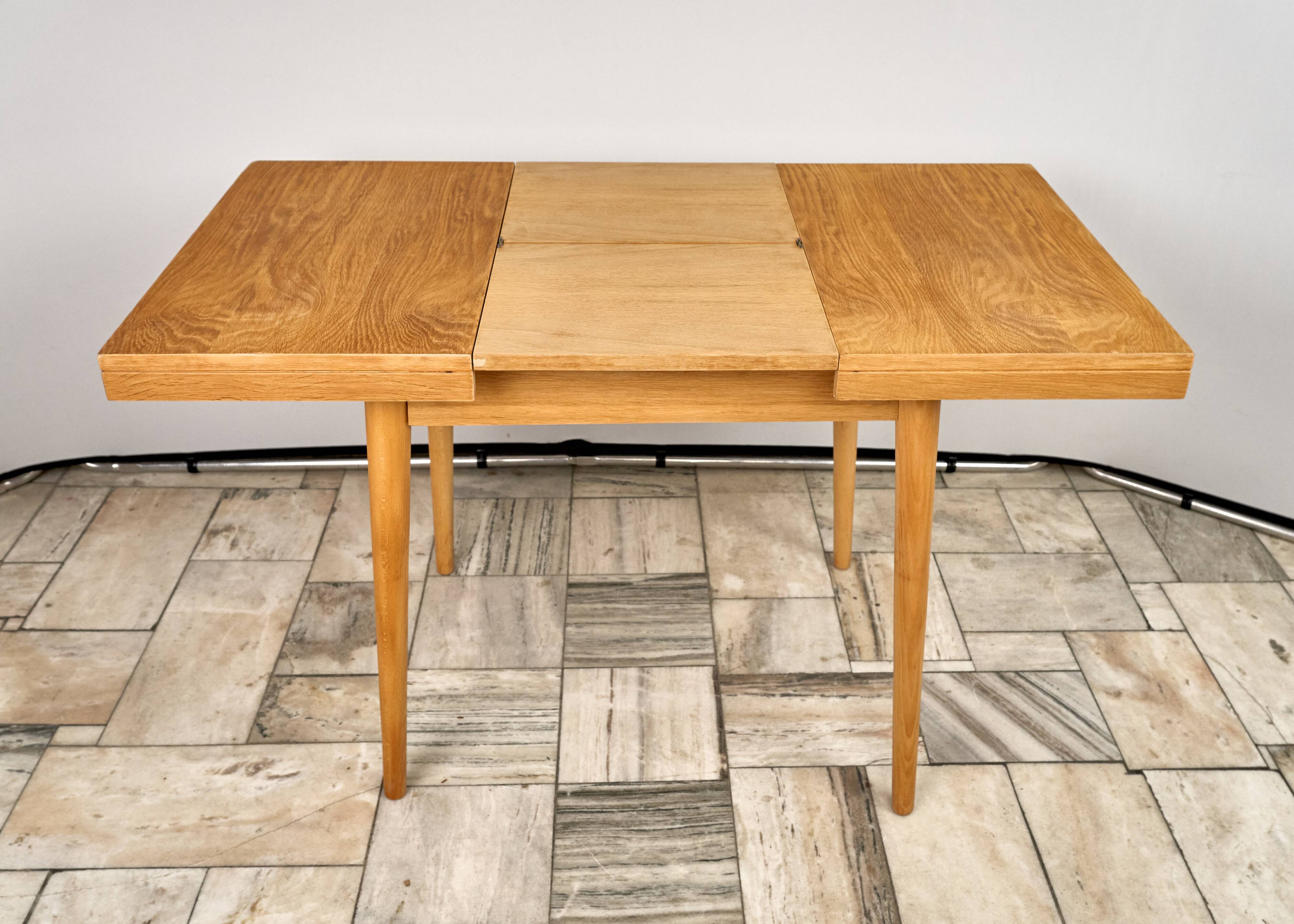 Table à manger extensible en chêne par Jitona, années 1960, Tchécoslovaquie