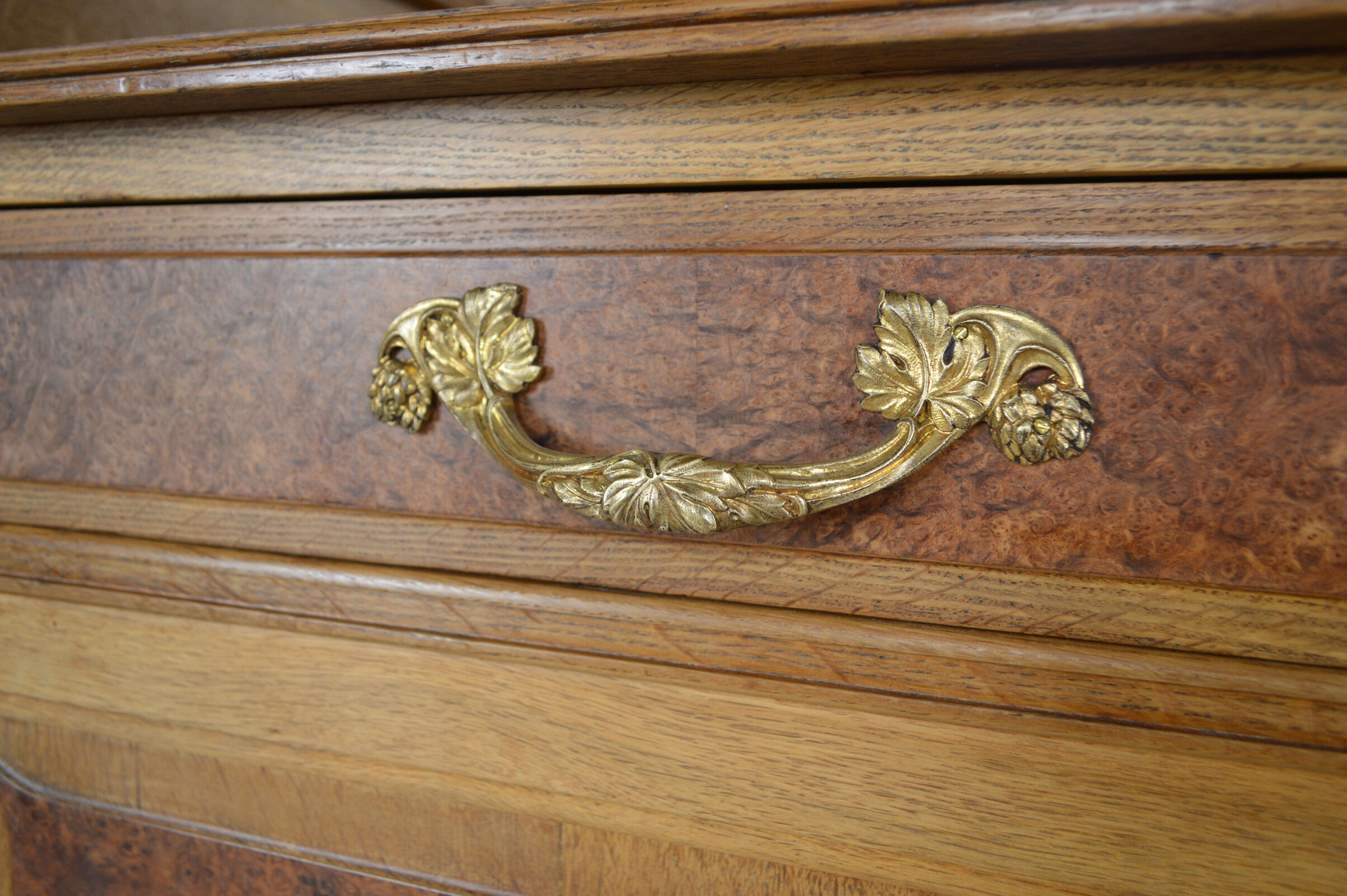 Buffet art nouveau en chêne et loupe, modèle au platane, vers 1910