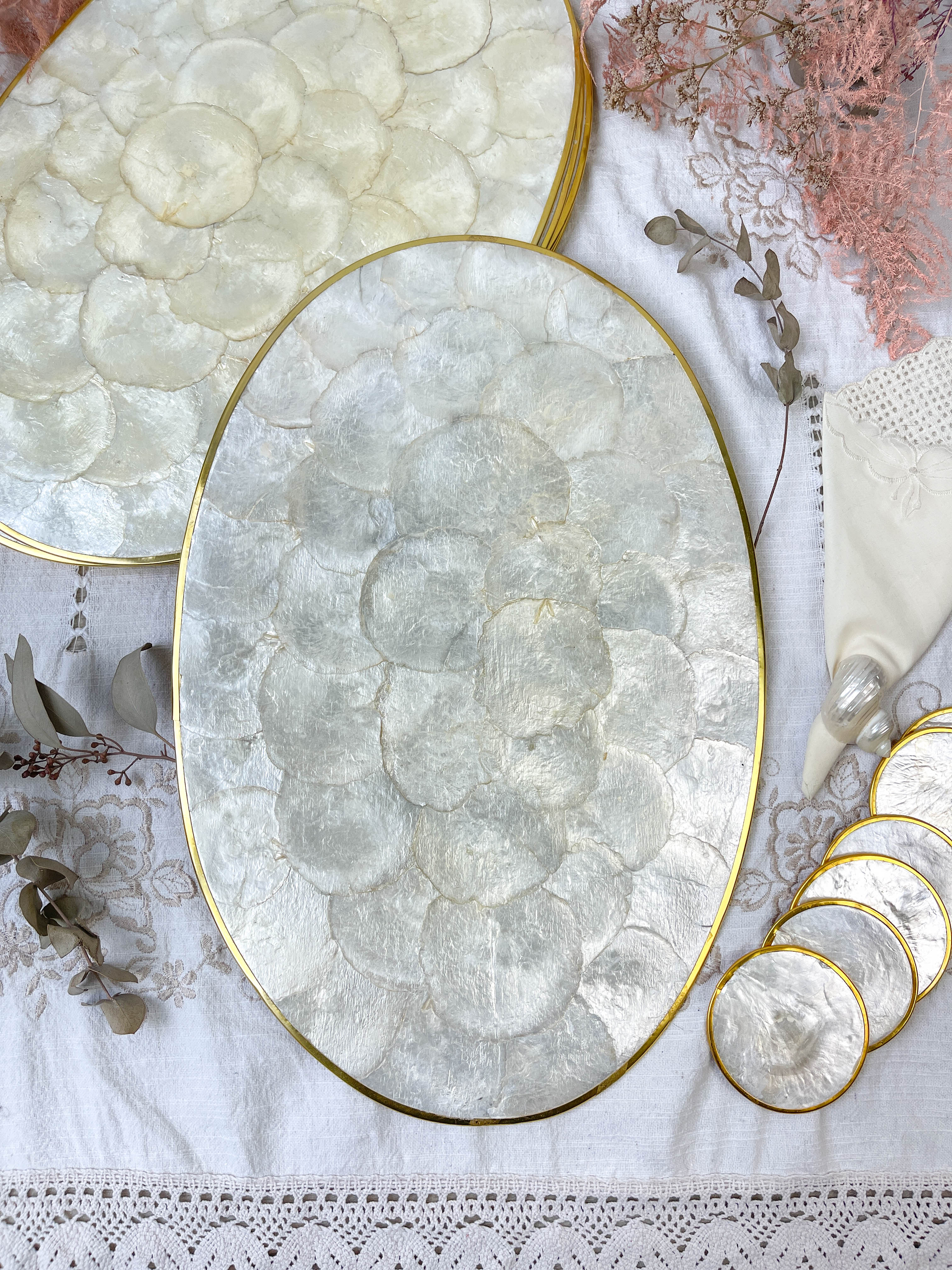 6 Sets de table & 6 sous verre nacre de Capiz et 6 serviettes brodées vintage