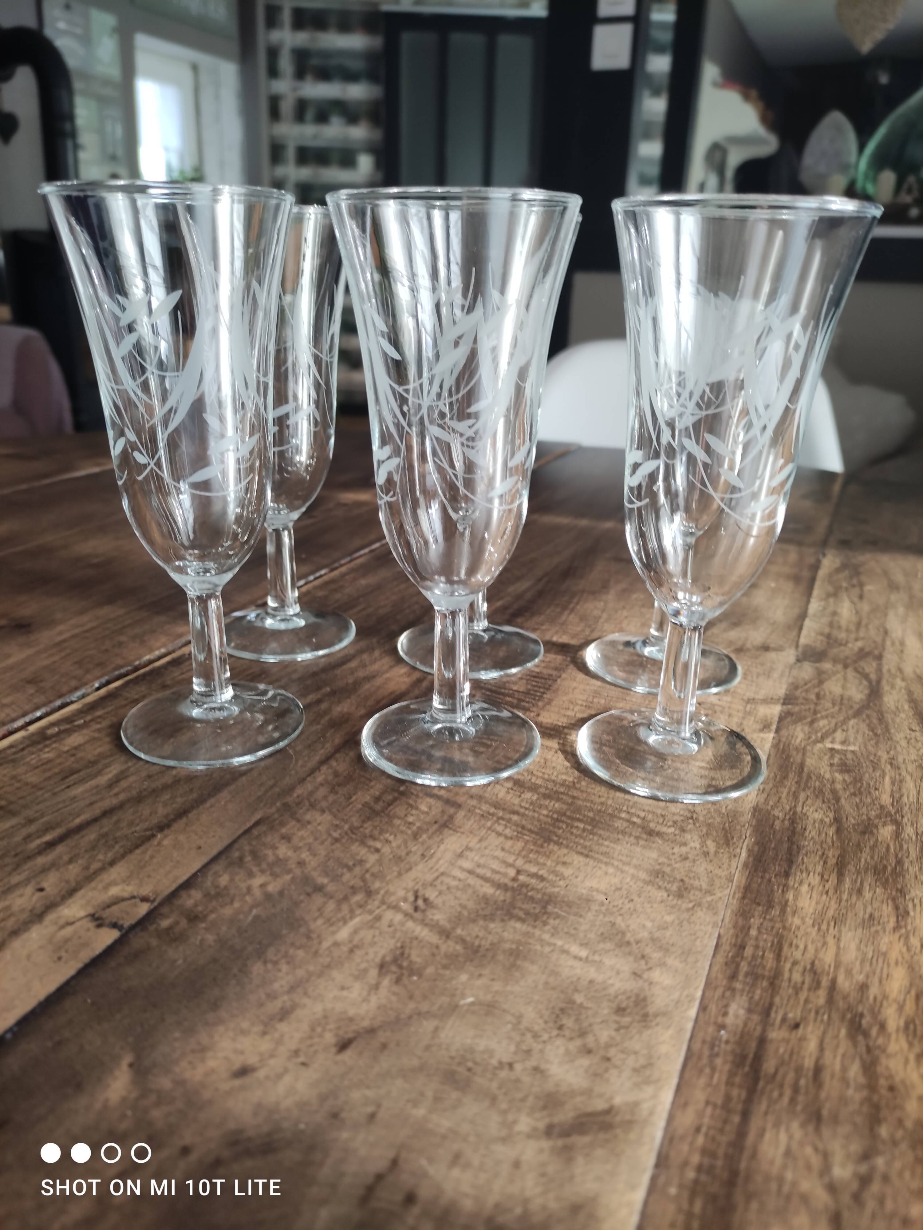 Lot de 6 flûtes à champagne vintage en verre gravé feuillage opaque