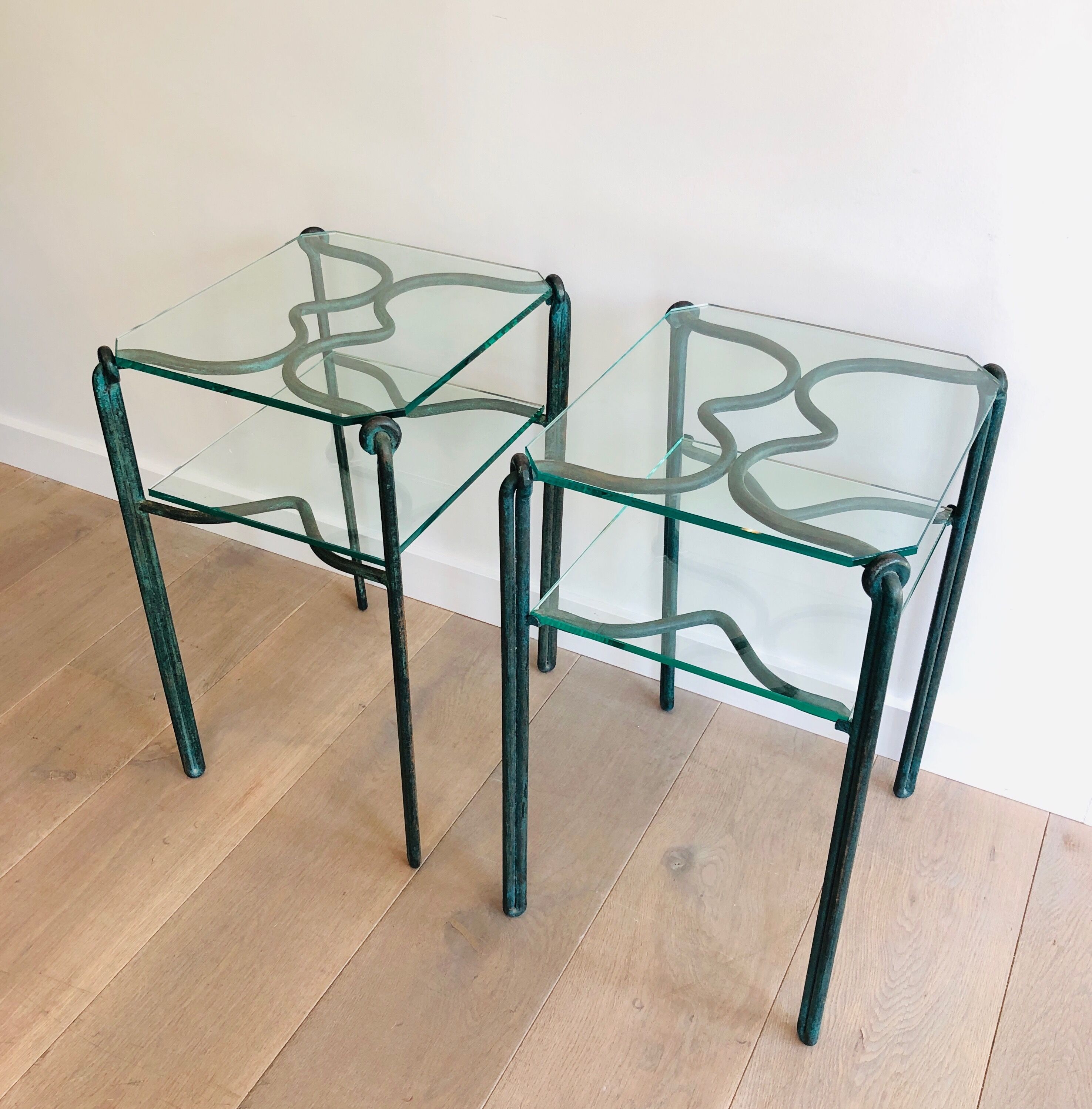 Paire de bouts de canapé en fer forgé et plateaux de verre