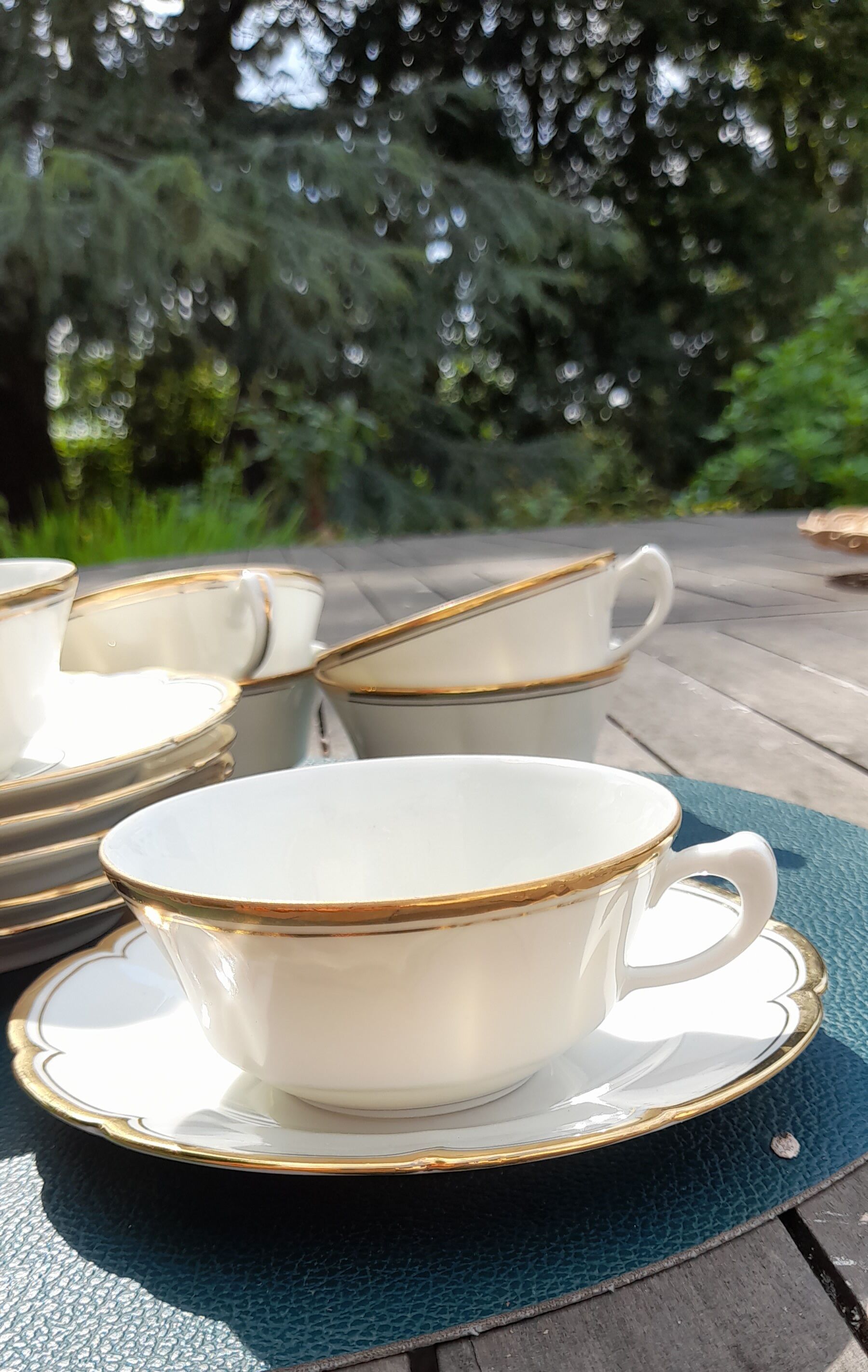 Tasses et sous-tasses en véritable porcelaine de limoges, blanche liseré doré, vintage