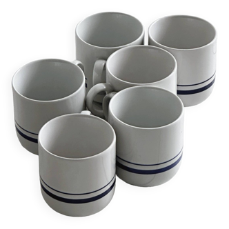 Tasses en céramique blanche à liserés bleus.