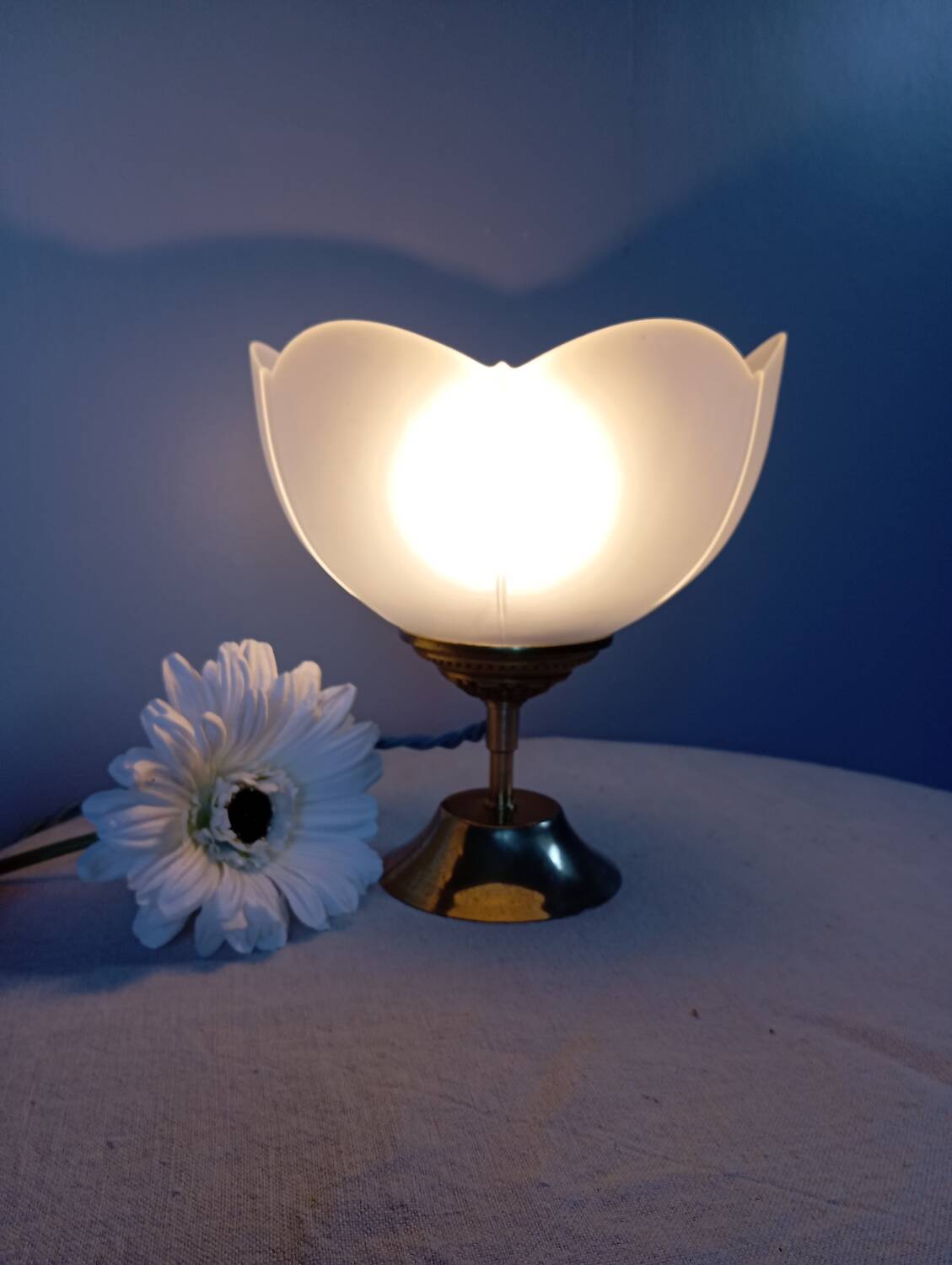 Art deco desk lamp white frosted corolla glass, gold base
