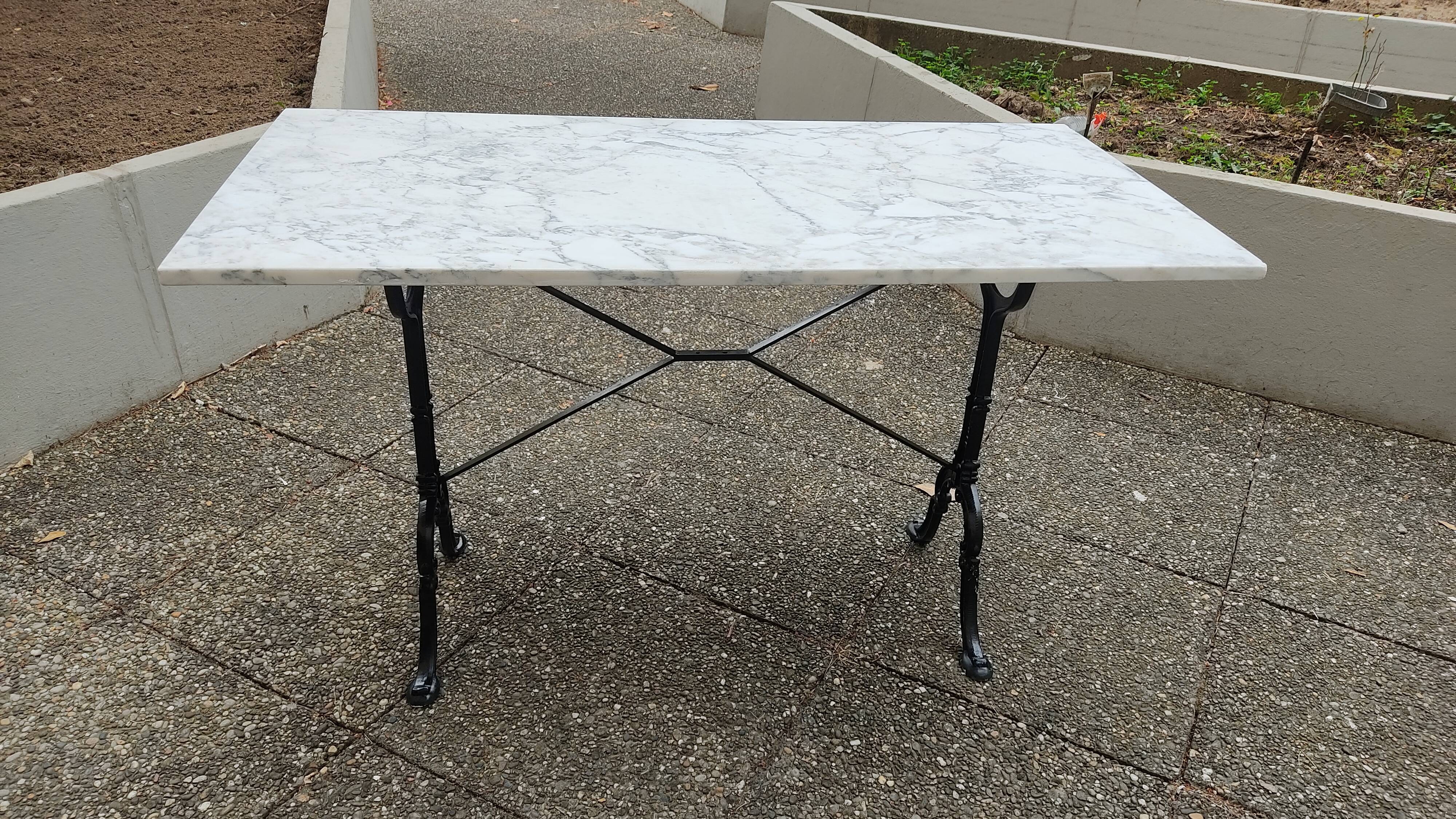 Table bistrot en marbre, piètement en fonte signé Godin, L 120 cm, made in France !