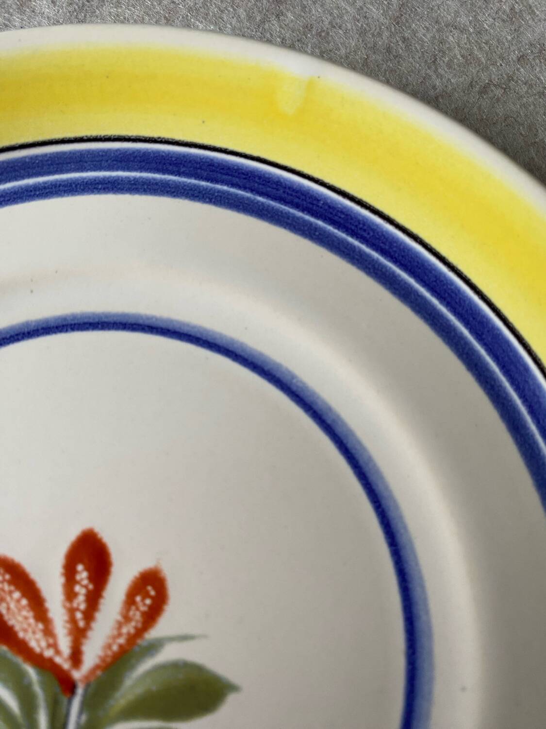 Petite assiette peinte à la main Quimper Henriot.