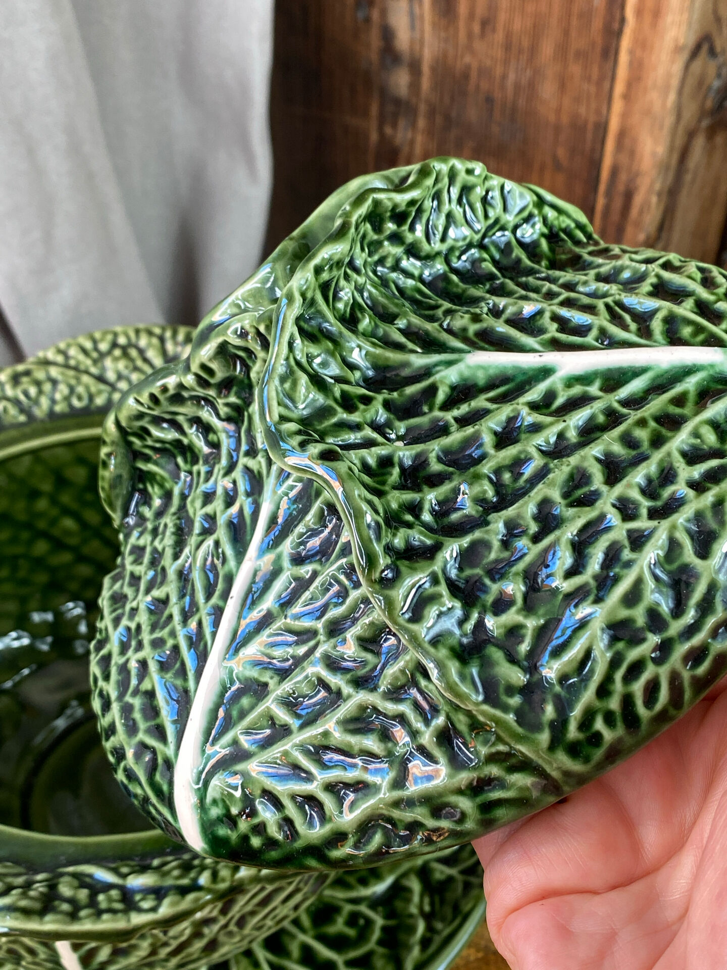 Grande soupière en barbotine feuille de chou 